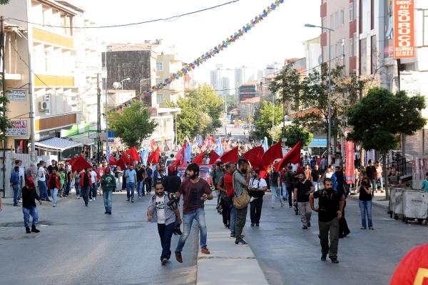 Gazi Mahallesi'nde cenazeye otomatik silahla karşılama