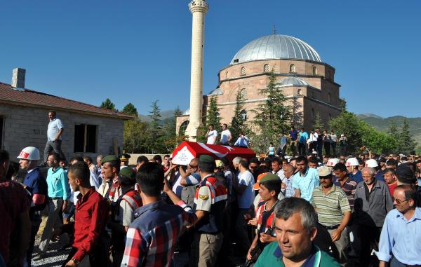 Başbakan Davutoğlu şehit uzman onbaşının cenaze törenine katıldı: 78 milyonun kardeşliği için çalışıyoruz (2)