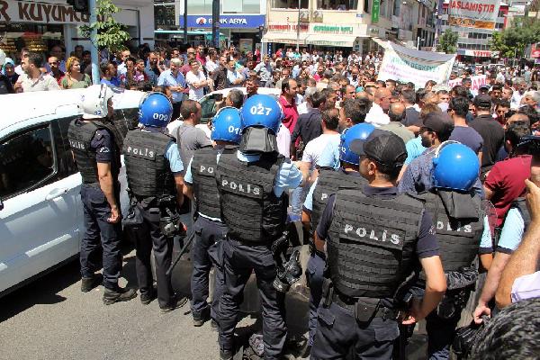 Polis, yürümek isteyen gruba izin vermedi