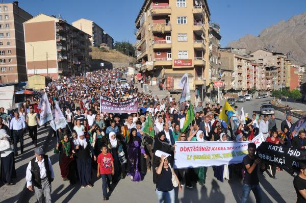 Hakkari'de siyah bezli protesto (2)
