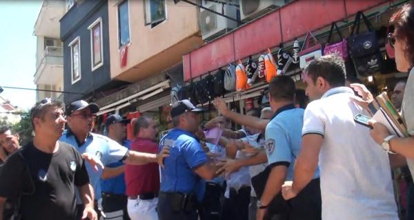 Kuşadası'nda esnaf ile zabıta arasında işgaliye kavgası