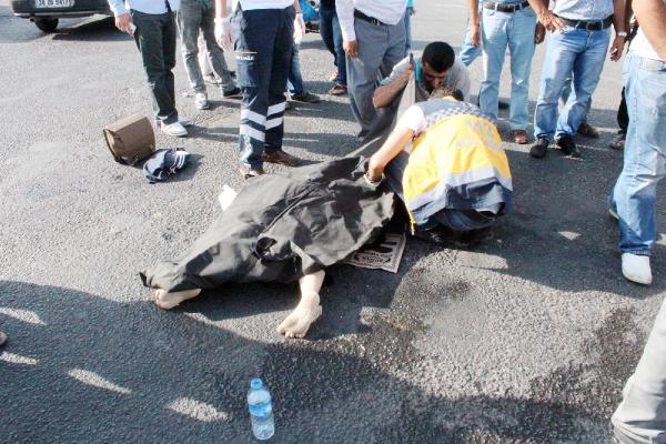 Otomobilin çarptığı motosikletten savrulan kadın kamyonun altında kaldı