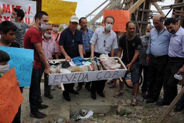 Giresun’da tabutlu çöp protestosu
