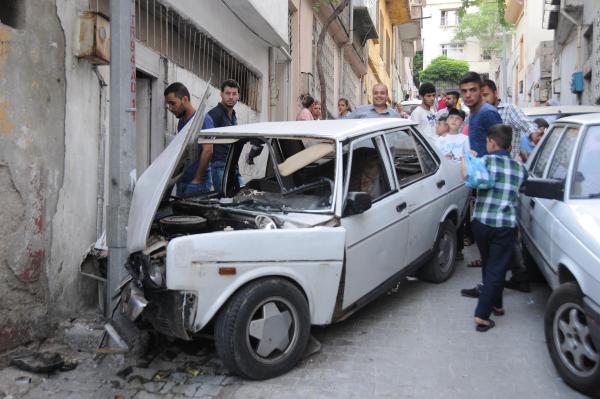 Freni boşalan otomobil elektrik direğine çarptı: 7 yaralı