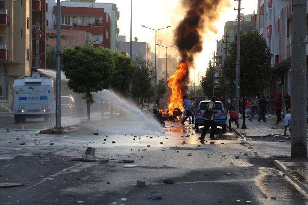 Yol kapatan grup polis müdahalesiyle dağıtıldı