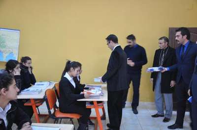 Çukurca Kaymakamı Koç kitap dağıttı