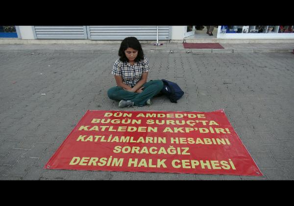 Tunceli'de liseli genç kız Ak Parti önünde oturma eylemi yaptı