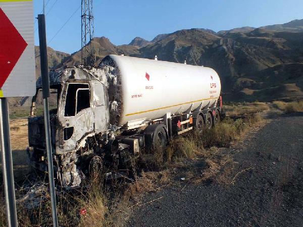 PKK Iğdır- Erzurum karayolunu kesip 12 TIR, kamyon ve otomobili yaktı