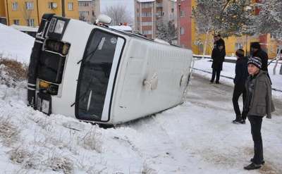 Sivas'ta işçi taşıyan minibüs devrildi: 5 yaralı