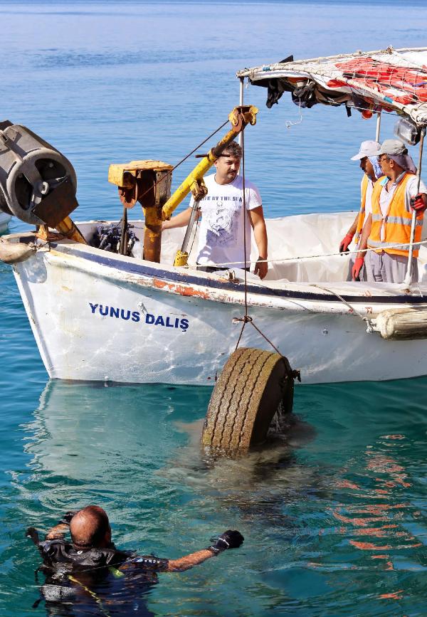 Kaleiçi Yat Limanı'nda deniz dibi temizliği