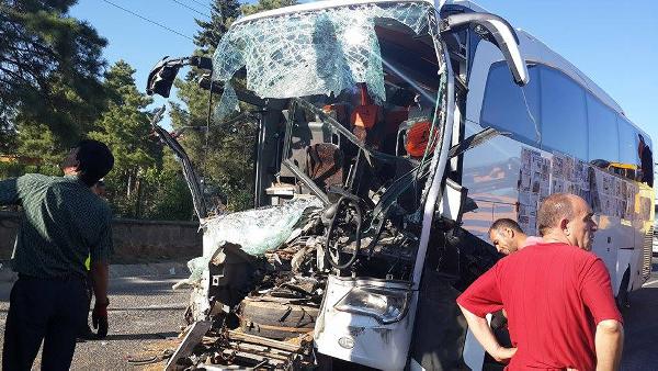 Yolcu otobüsü kamyona çarptı: 5'i polis 36 yaralı