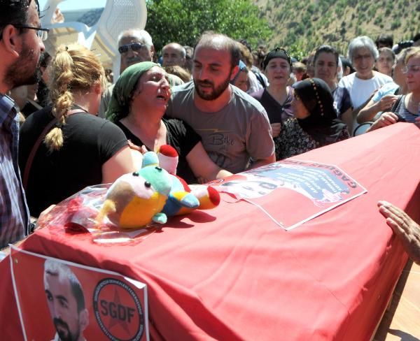 Suruç'taki patlamada ölen oğlu Çağdaş'ın cenazesine katılan yaralı baba: İlk giden ben olmalıydım, gidişini kıskanıyorum