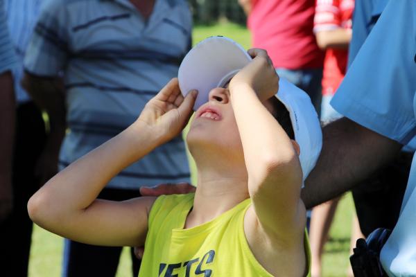 Oğlunu göremeyince çıktığı baz istasyonundan 17 saat sonra indi
