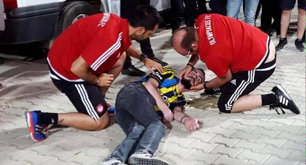 Rahatsızlanan Fenerbahçeli taraftara Olympiakos doktorları müdahale etti
