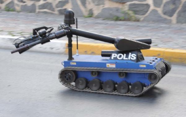 Eyüp'te bomba imha robotu ile şüpheli çantaya müdahale