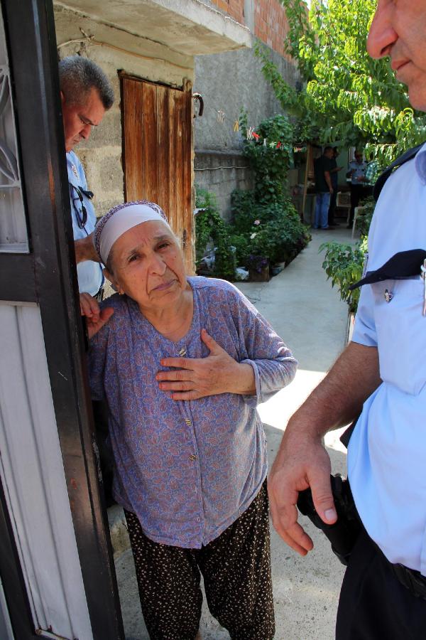Kapıya gelen dolandırıcıya para ve altınlarını verdi