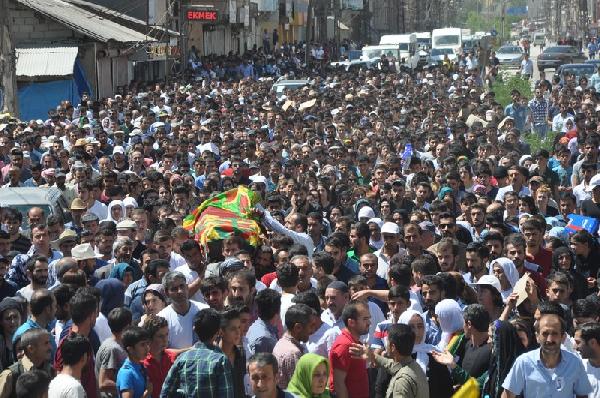 Suruç'taki patlamada ölen öğretmen Yüksekova'da toprağa verildi
