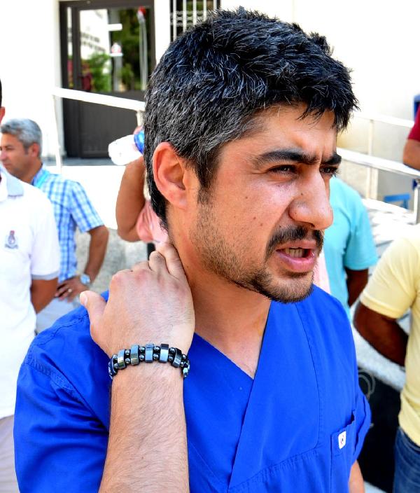 Sağlık çalışanlarından doktora şiddet protestosu