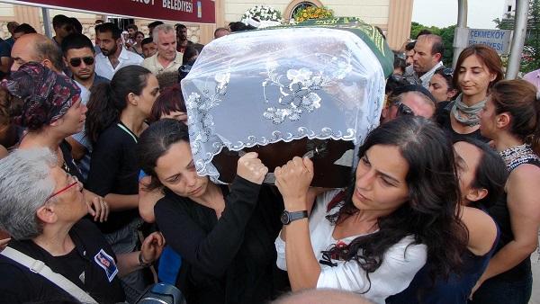 Saldırıda ölen Polen Ünlü son yolculuğuna uğurlandı