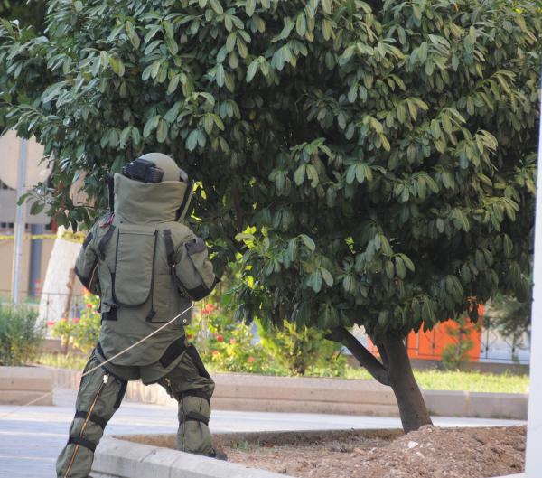 Gaziantep Valiliği bahçesindeki ağaca bırakılan torba bomba paniği yaşattı