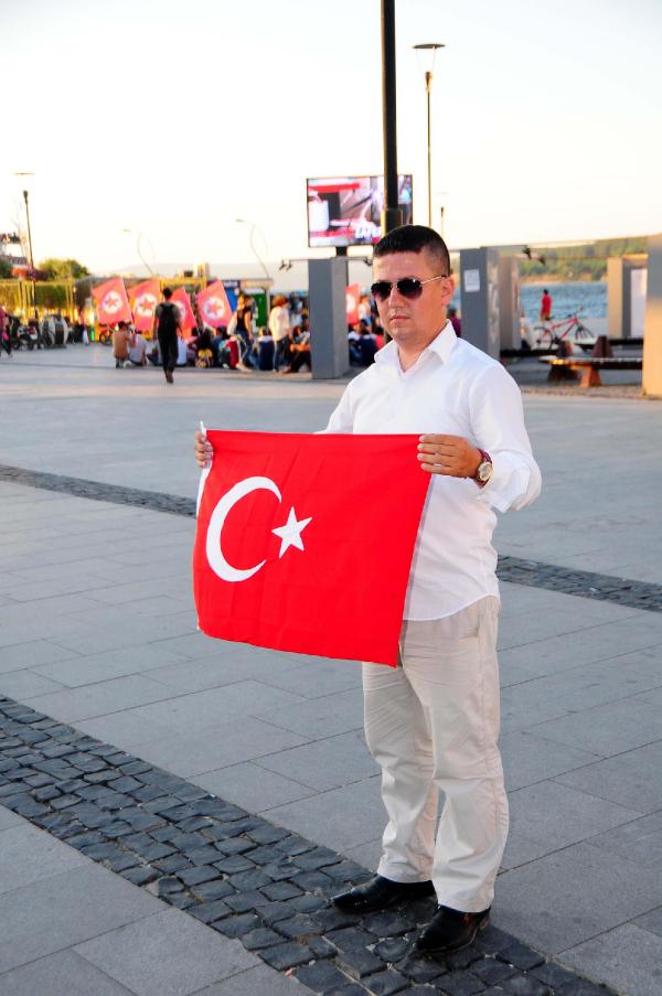 Minibüs şoföründen şehit polisler için eylem