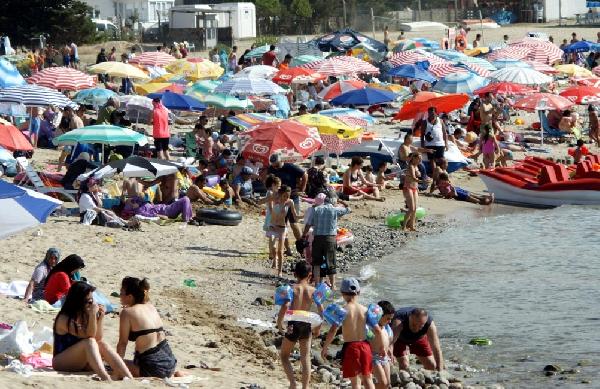 Kandıra'nın Karadeniz sahilindeki plajlar doldu