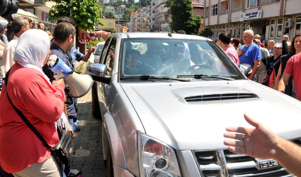 Arhavi’de türkülerle karşılanan ÇED heyeti, alkış ve yuh sesleri ile uğurlandı