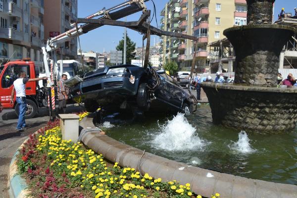 Askeri ambulansla çarpışan otomobil süs havuzuna devrildi: 3 yaralı