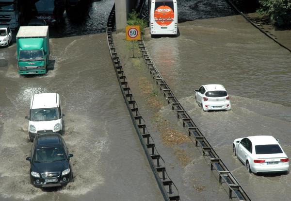 İSKİ'ye ait su borusu patladı TEM otoyolunu su  bastı