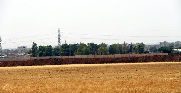 Entrenching works continue at Turkey-Syria border