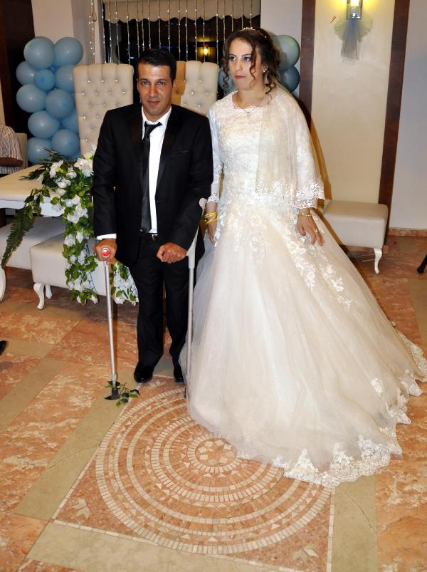 Damat düğünde koltuk değnekleriyle oynadı