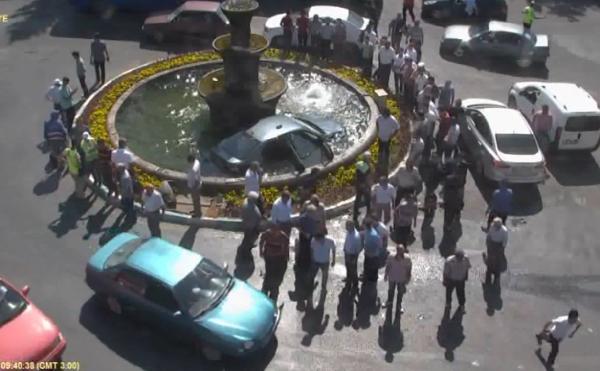 Askeri ambulansla çarpışan otomobil süs havuzuna devrildi: 3 yaralı (2)
