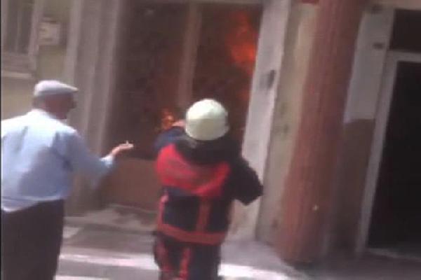 Alevlerden kaçtı balkonda mahsur kaldı