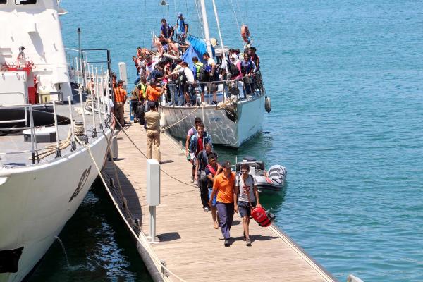 Yelkenliyle Yunanistan'a kaçmaya çalışan 100 Suriyeli yakalandı