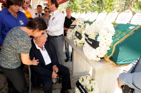 Özmelek son yolculuğuna uğurlandı