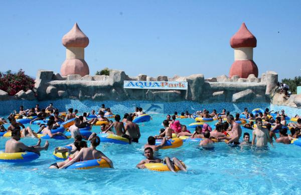 Didim'de kavurucu sıcaklar tatilcileri bunalttı