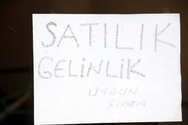 Uygun fiyata gelinliğini satışa çıkardı