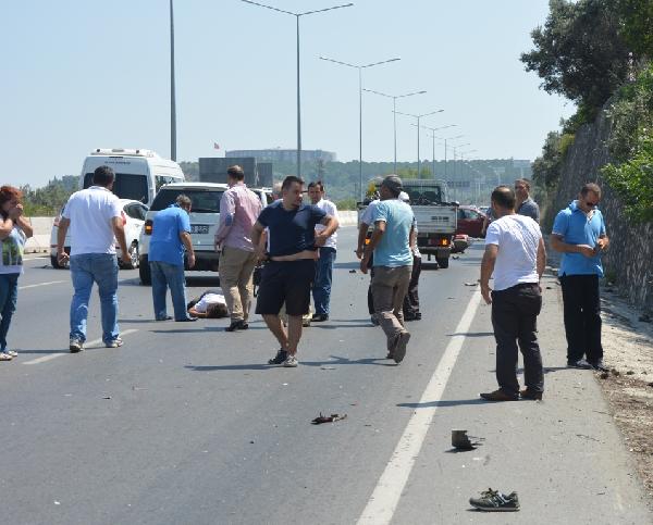 Otomobil, önünde giden motosiklete çarptı: 1 ölü, 2 yaralı