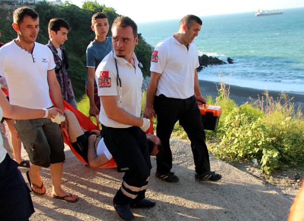 Suriyeli baba, boğulma tehlikesi geçiren 2 oğlu ve yeğenini kurtardı