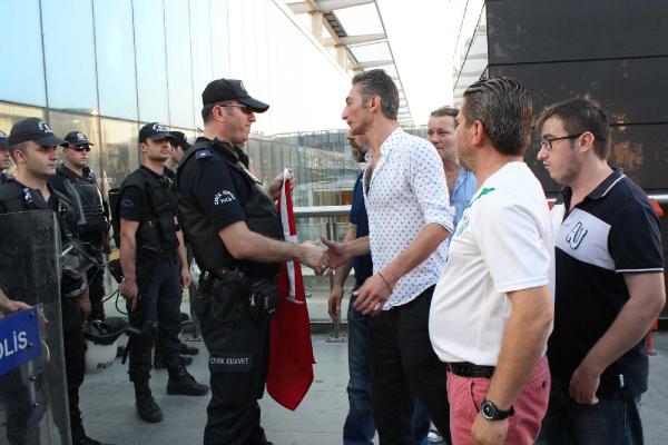 Vatandaşlardan nöbet tutan polislere başsağlığı ziyareti