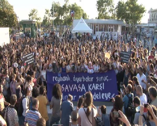 Saldırıyı tencere, tava ve düdük çalıp protesto ettiler