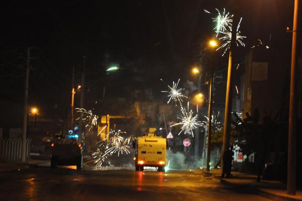 Tarsus'ta yolu ulaşıma kapatan gruplara müdahale