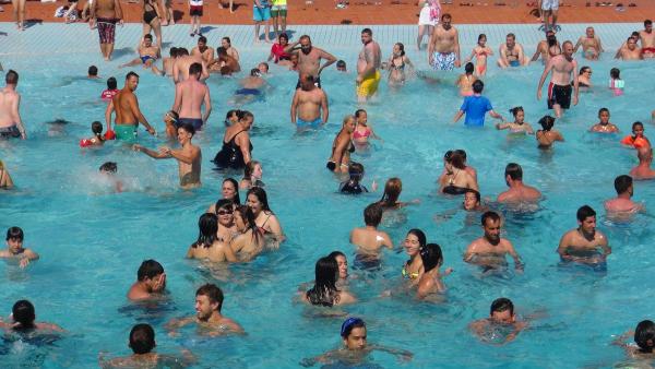 Kuşadası'nda su parkları tıklım tıklım
