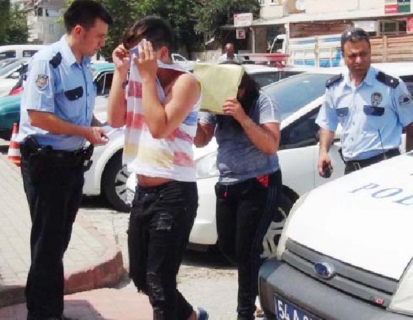 Çarşafa bürünüp gurbetçi ailenin otomobilini soydular