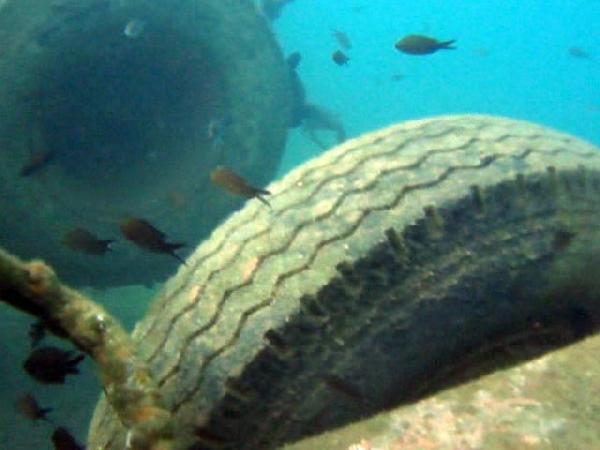 Marmaris'te, denizde bulunan 8 tekerlekli 'damper' şaşırttı