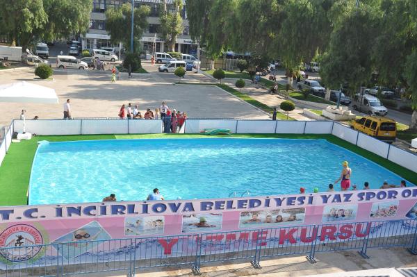 Meydanda çocukların seyyar havuz keyfi