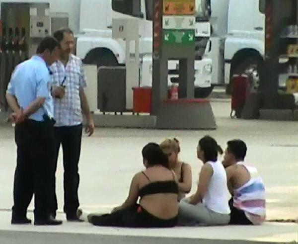 Çarşafa bürünüp gurbetçi ailenin otomobilini soydular (2)
