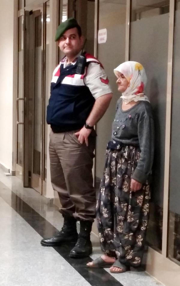 Kardeşinin kayınvalidesini bıçakladı