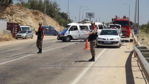 Suriyelileri taşıyan minibüs kaza yaptı: 1 ölü, 15 yaralı
