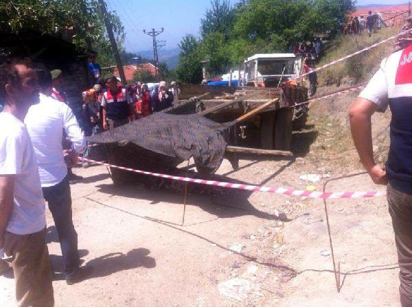 Traktörden düşen kadın öldü, oğlu yaralandı